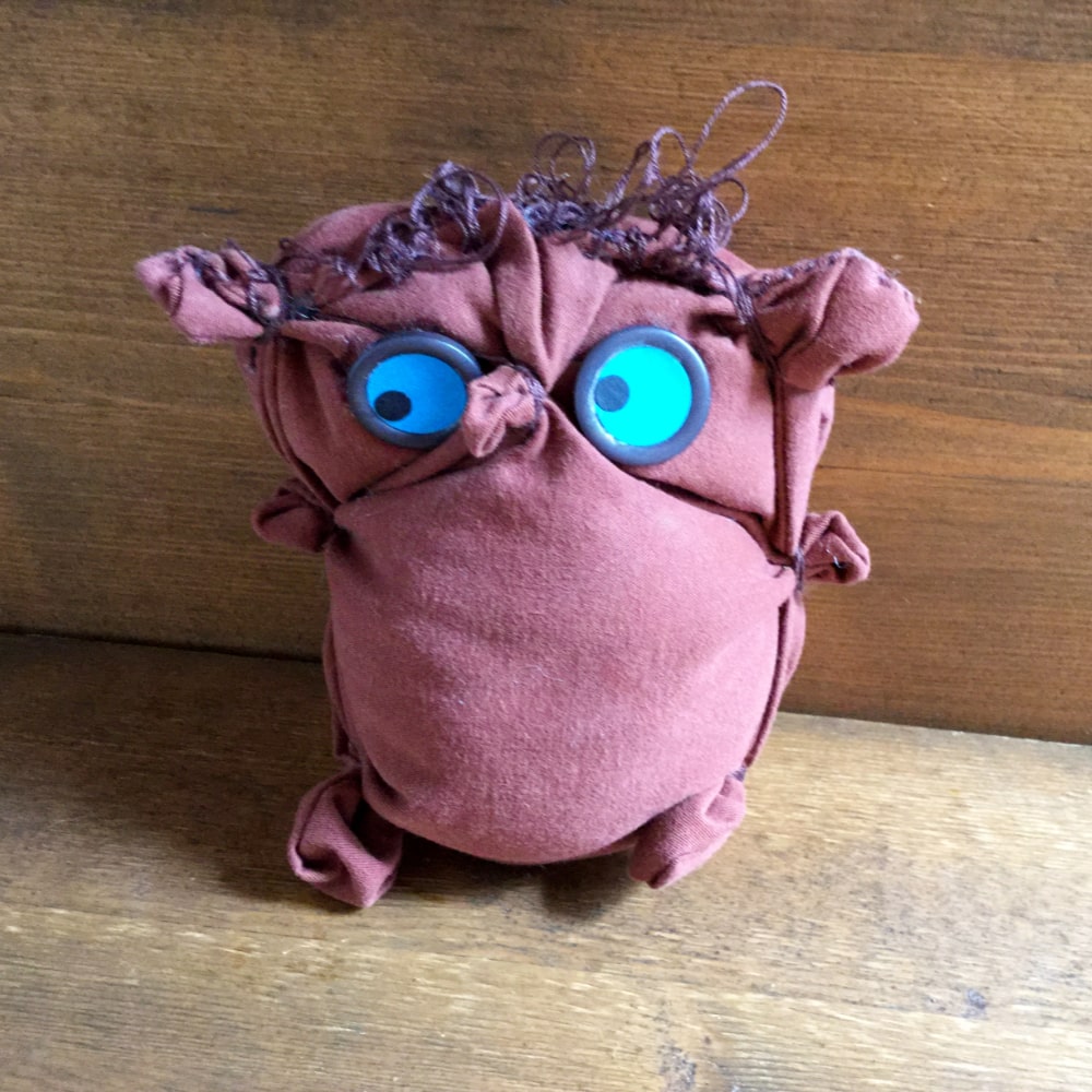 Eine Puppe aus Stoff